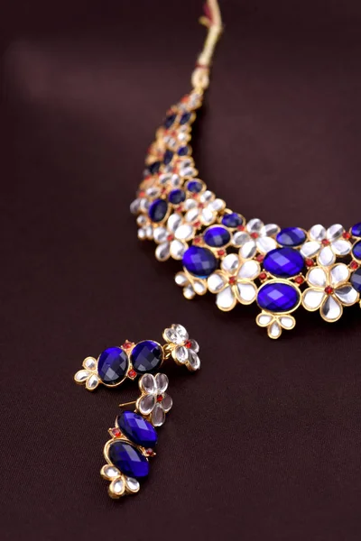 Индийские Традиционные Ювелирные Изделия Ожерелье Серьгами — стоковое фото
