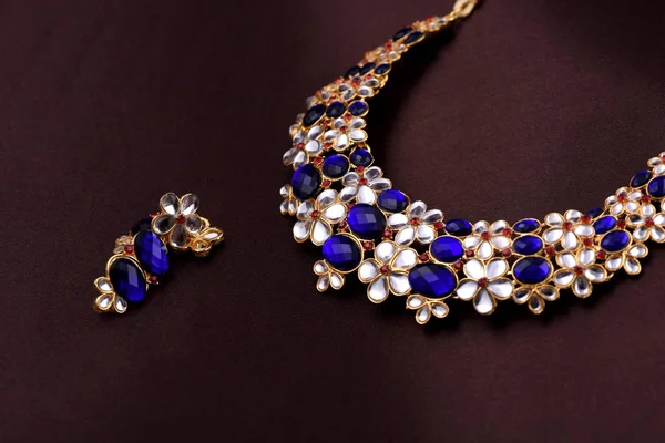 带有耳环的印度传统珠宝项链 — 图库照片