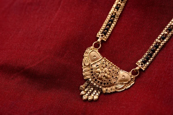 软布上的印度传统珠宝 Mangalsutra — 图库照片