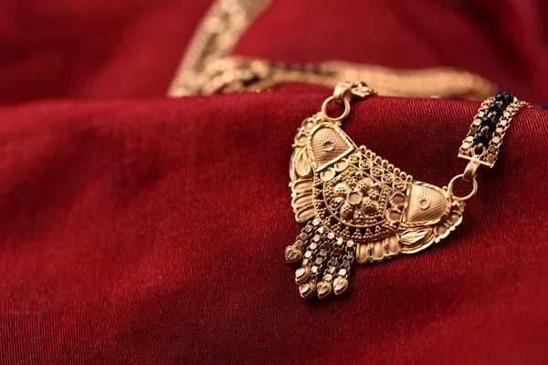软布上的印度传统珠宝 Mangalsutra — 图库照片