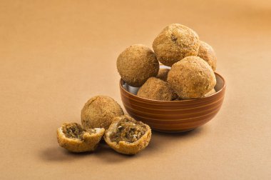Kachori veya Kachauri veya Kachodi veya Katchuri acılı bir aperatif, çay, yeşil salata ve domates ketçaplı abur cuburdur.