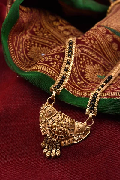 Индийские традиционные украшения на мягкой ткани — стоковое фото