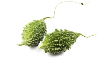 Acı kavun veya beyaz arka plan üzerinde bitter kabak.