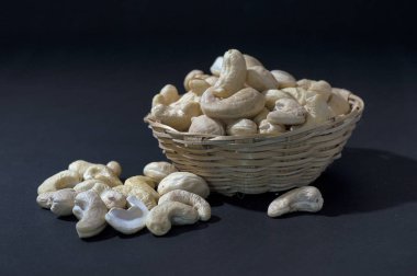 Siyah arka planda sepetin içinde kaju fıstığı