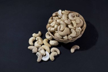 Siyah arka planda sepetin içinde kaju fıstığı