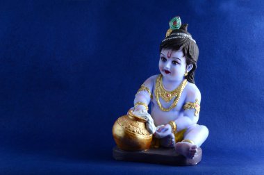 Mavi arka planda Hindu tanrısı Krishna