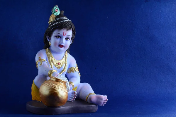 Hinduguden Krishna på blå bakgrunn – stockfoto