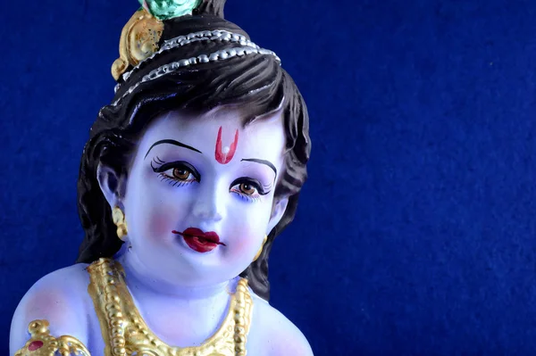 Mavi arka planda Hindu tanrısı Krishna — Stok fotoğraf