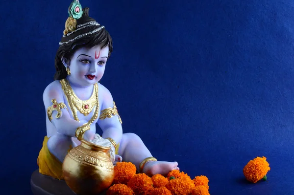 Dios hindú Krishna sobre fondo azul — Foto de Stock