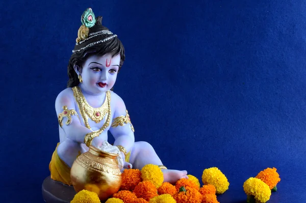 Mavi arka planda Hindu tanrısı Krishna — Stok fotoğraf