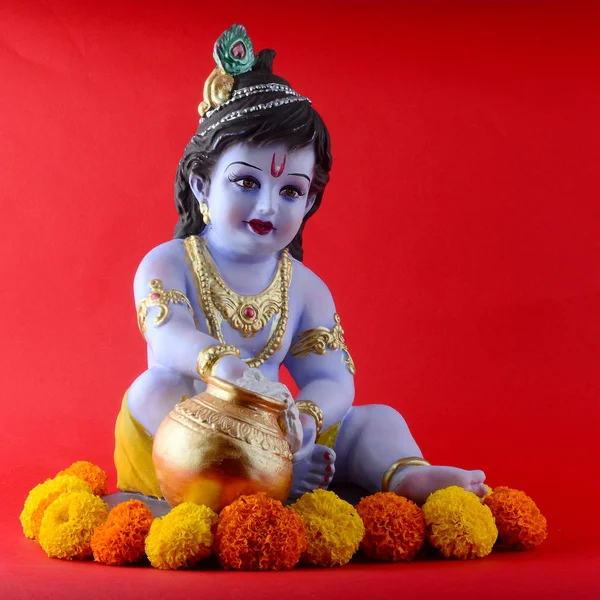 Hindu Jumala Krishna punaisella taustalla — kuvapankkivalokuva
