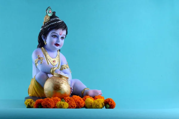 พระเจ้าฮินดู Krishna บนพื้นหลังสีฟ้า — ภาพถ่ายสต็อก