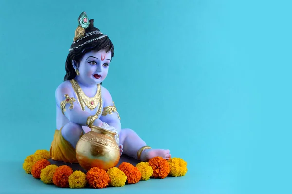 Dieu hindou Krishna sur fond bleu — Photo