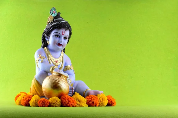 พระเจ้าฮินดู Krishna บนพื้นหลังสีเขียว — ภาพถ่ายสต็อก