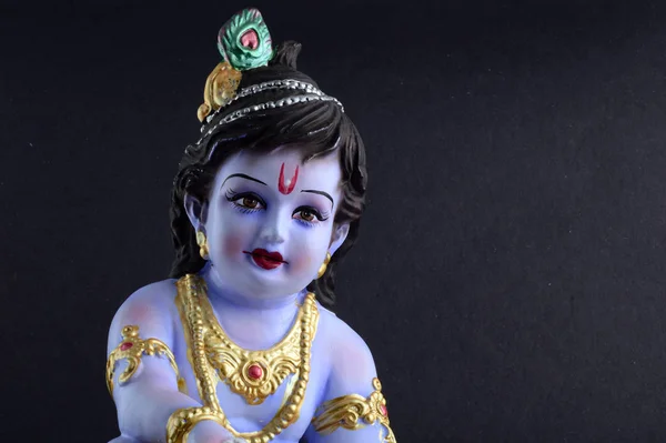 Dieu hindou Krishna sur fond sombre — Photo