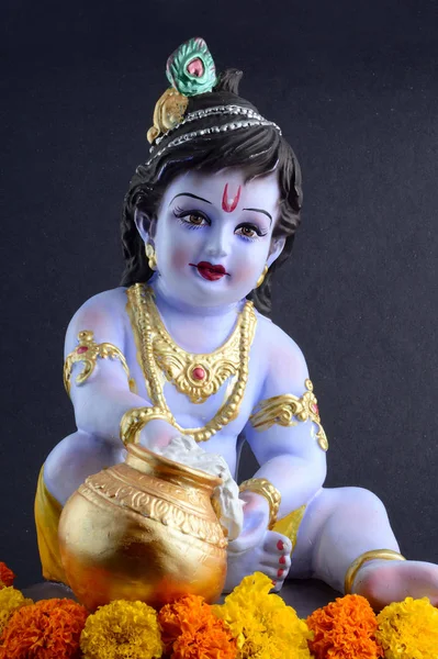 Dieu hindou Krishna sur fond sombre — Photo