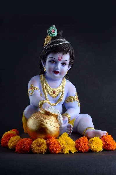 Hindoe God Krishna op donkere achtergrond — Stockfoto