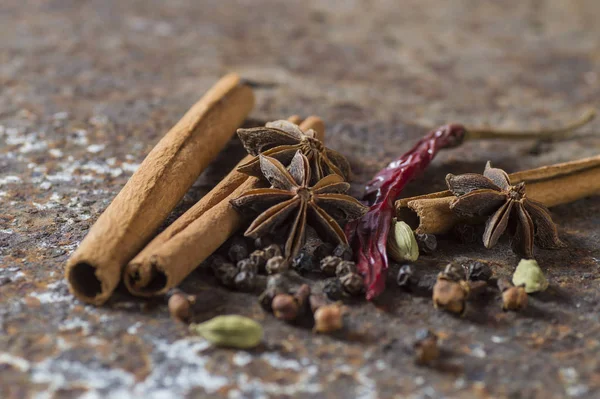 Spices and herbs. Food and cuisine ingredients. Cinnamon sticks, anise stars, black peppercorns, Chili, Cardamom and Cloves on textured background — ストック写真