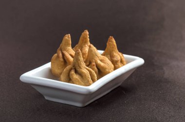 Hint Gıda: Karanlık arka planda Modak, Maharashtra Tatlı Tabak, Lord Ganesha 'nın en sevdiği tatlı, tebrik kartı tasarımı.