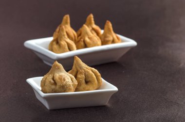 Hint Gıda: Karanlık arka planda Modak, Maharashtra Tatlı Tabak, Lord Ganesha 'nın en sevdiği tatlı, tebrik kartı tasarımı.