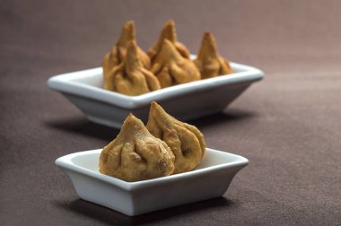 Hint Gıda: Karanlık arka planda Modak, Maharashtra Tatlı Tabak, Lord Ganesha 'nın en sevdiği tatlı, tebrik kartı tasarımı.