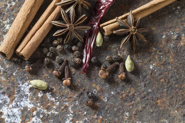 Spices and herbs. Food and cuisine ingredients. Cinnamon sticks, anise stars, black peppercorns, Chili, Cardamom and Cloves on textured background — ストック写真