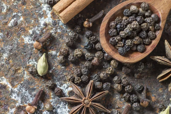 Spices and herbs. Food and cuisine ingredients. Cinnamon sticks, anise stars, black peppercorns and cardamom on a textured background. — ストック写真
