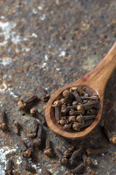 Cloves on a textured background. Spices, Food and cuisine ingredients. — Stock Photo, Image