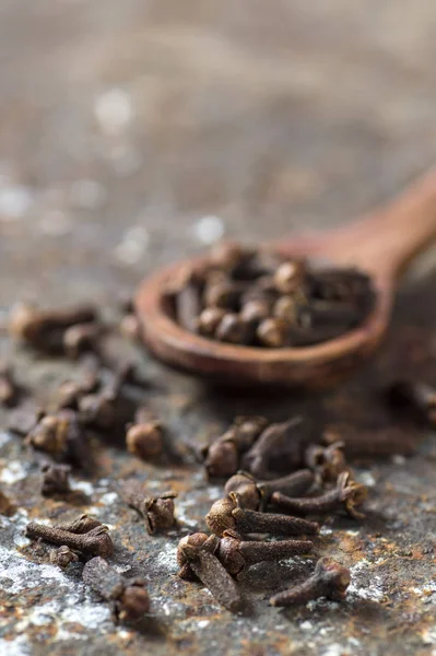 Cloves on a textured background. Spices, Food and cuisine ingredients. — Stock Photo, Image