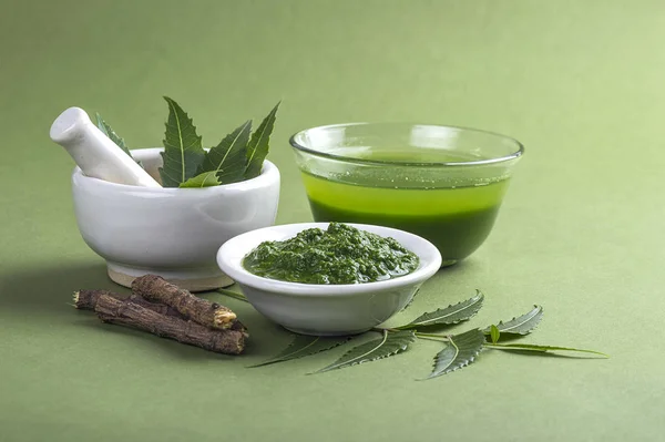 Medicinal Neem Leaves Mortar Pestle Neem Paste Juice Twigs Green — Stock Photo, Image