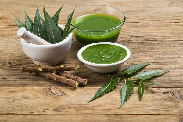 Medicinal Neem Leaves Mortar Pestle Neem Paste Juice Twigs Wooden — Stock Photo, Image