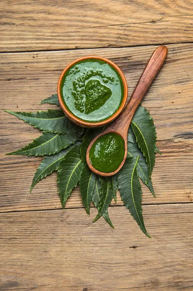 Medicinal Neem Leaves Paste Wooden Background — Stock Photo, Image