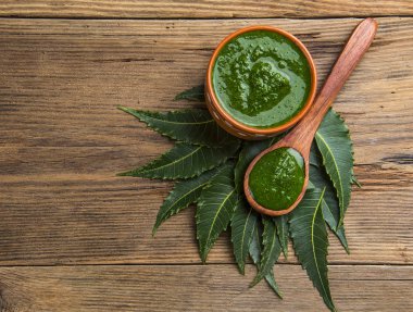 Ahşap zemin üzerine yapıştır ile tıbbi Neem yaprağı