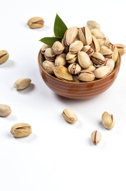 kapta beyaz zemin üzerine Antep fıstığı