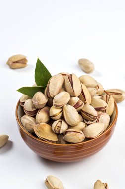 kapta beyaz zemin üzerine Antep fıstığı