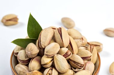 kapta beyaz zemin üzerine Antep fıstığı