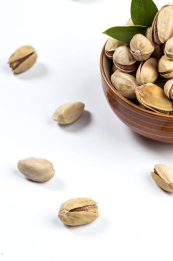 kapta beyaz zemin üzerine Antep fıstığı