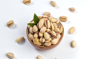 kapta beyaz zemin üzerine Antep fıstığı