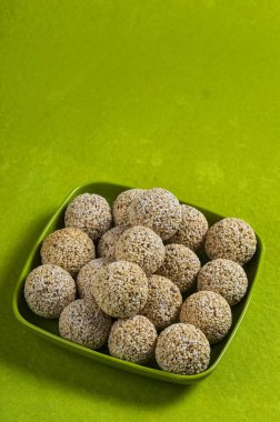 Amaranth ya da Rajgira laddu, yeşil arka planda yeşil tabakta çikolatalı laddo