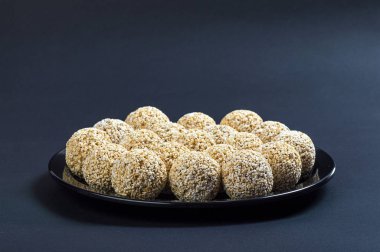 Amaranth ladoo ya da Rajgira laddu ya da siyah arka planda siyah tabakta Cholai ke laddo.