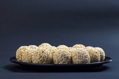 Amaranth ladoo ya da Rajgira laddu ya da siyah arka planda siyah tabakta Cholai ke laddo.