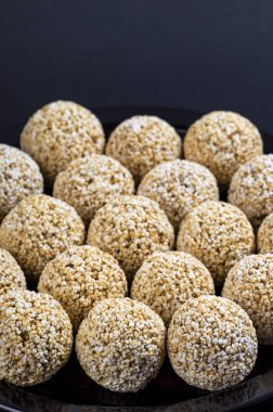 Amaranth ladoo ya da Rajgira laddu ya da siyah arka planda siyah tabakta Cholai ke laddo.