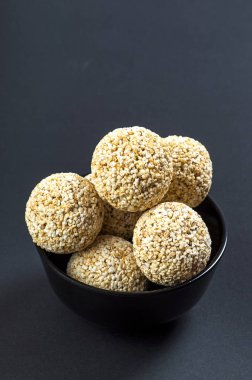 Amaranth ya da Rajgira laddu, Cholai ke laddo in black bowl on black background