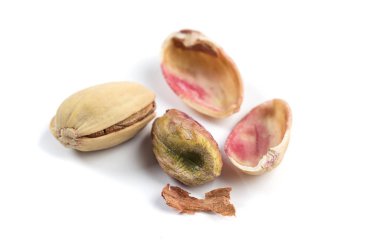 beyaz zemin üzerine Antep fıstığı