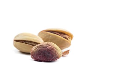 beyaz zemin üzerine Antep fıstığı