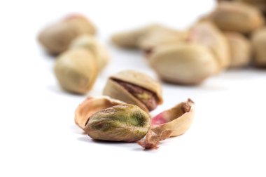 beyaz zemin üzerine Antep fıstığı