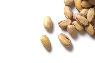 beyaz zemin üzerine Antep fıstığı