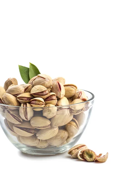 Pistachios in Glass Bowl на білому тлі — стокове фото