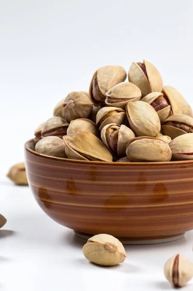 Pistachio in bowl on white background — Stock Photo, Image