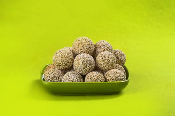 Amaranth or Rajgira laddu, Cholai ke laddo in green plate on green background — 图库照片